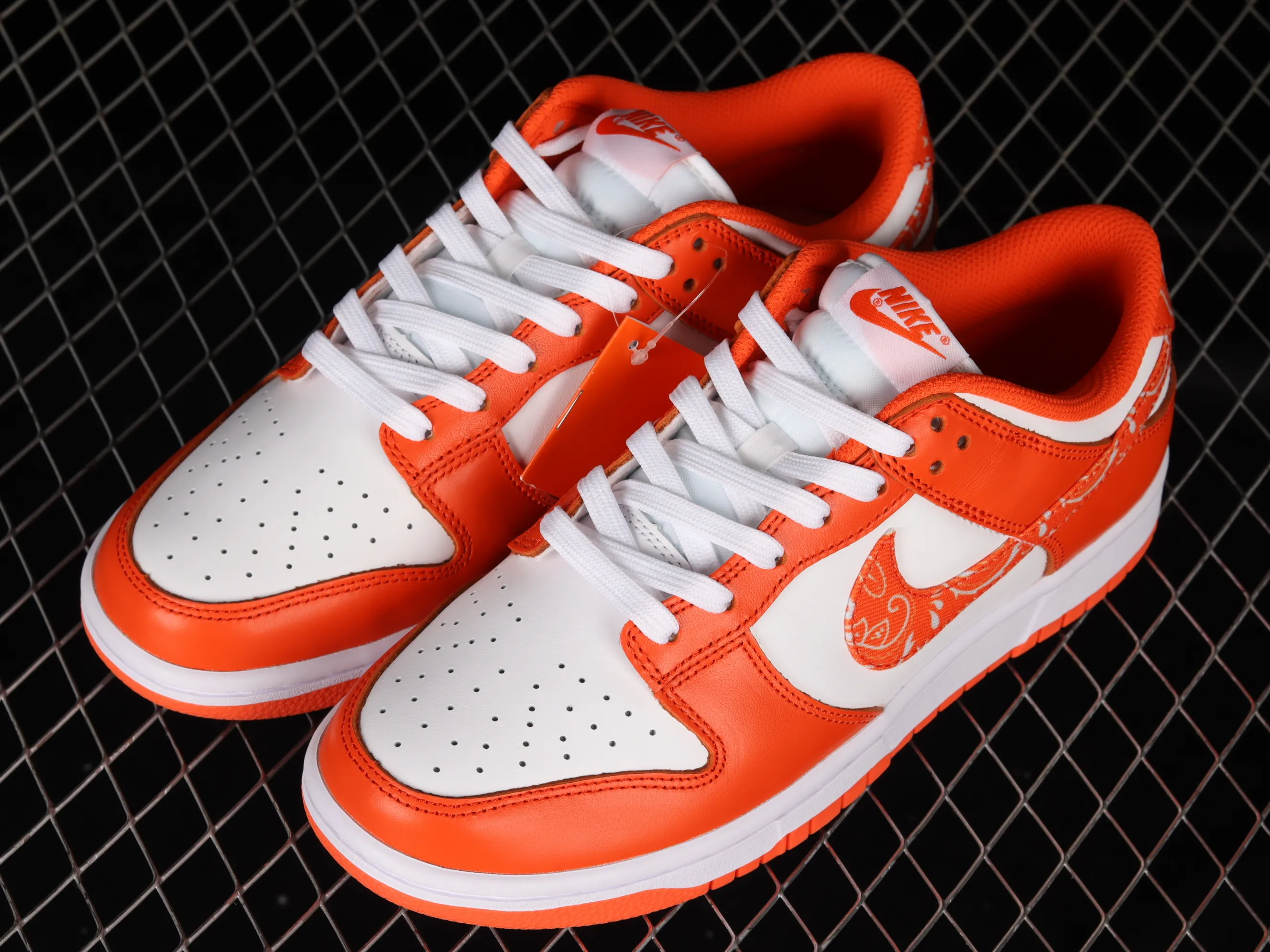All Categories Nk SB Dunk Series Nk SB Dunk Low Low-top Sneakers F Version Nk Dunk Low "White Orange" Cashew Flower White Orange SB Smashed Backboard Fashion Casual Sneakers DH4401-103